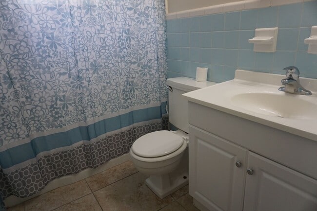 Building Photo - Modest 3 Br/1.5 Bath in Established Neighborhood