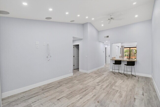 Building Photo - 3939 NE 5th Ave