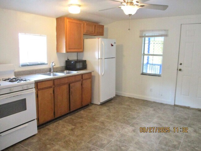 Building Photo - 131 Cottage Ln