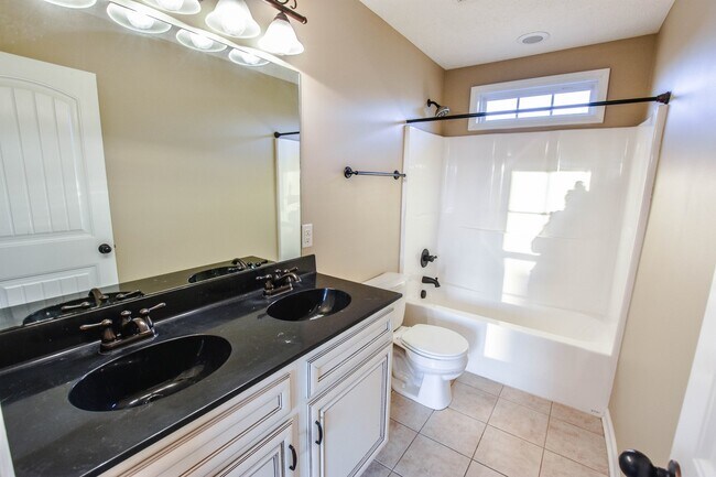 Building Photo - Dog Friendly Three Bedroom!