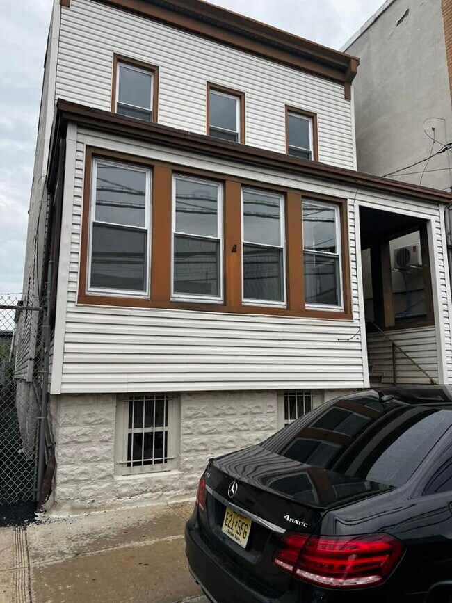 Building Photo - 600 67th St