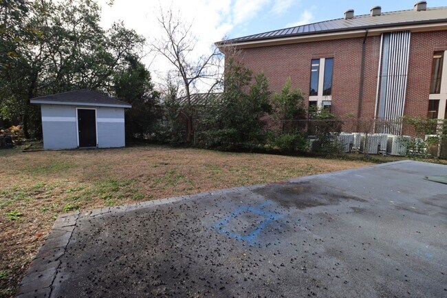 Building Photo - 4910 Colonial Dr