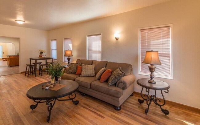 Building Photo - U of A  5 BEDROOM