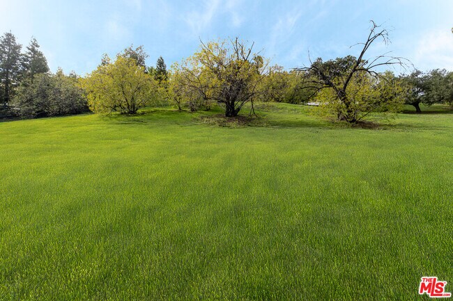 Building Photo - 5192 Parkway Calabasas