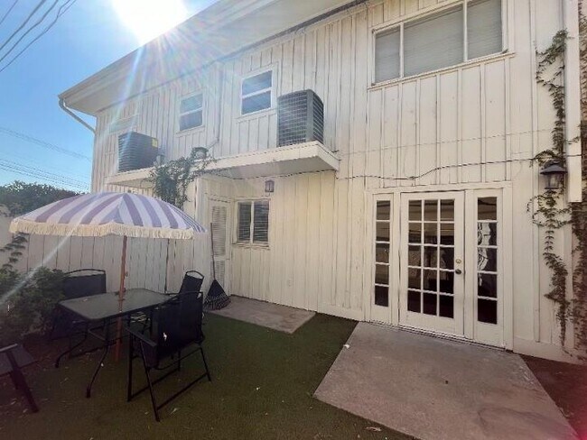 Building Photo - 2401 Winsted Ln