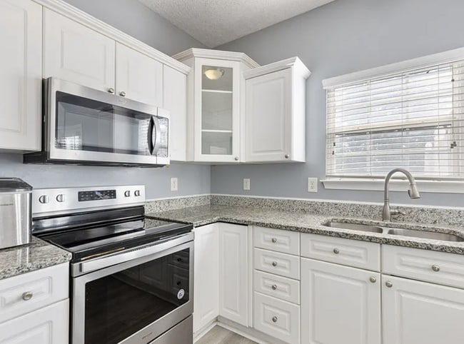 Building Photo - Renovated End-Unit Townhome with Spacious Primary Suite
