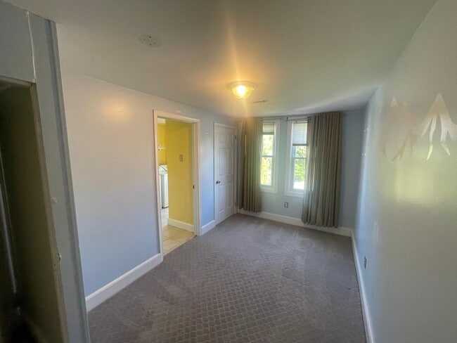 Building Photo - 225 Hall St