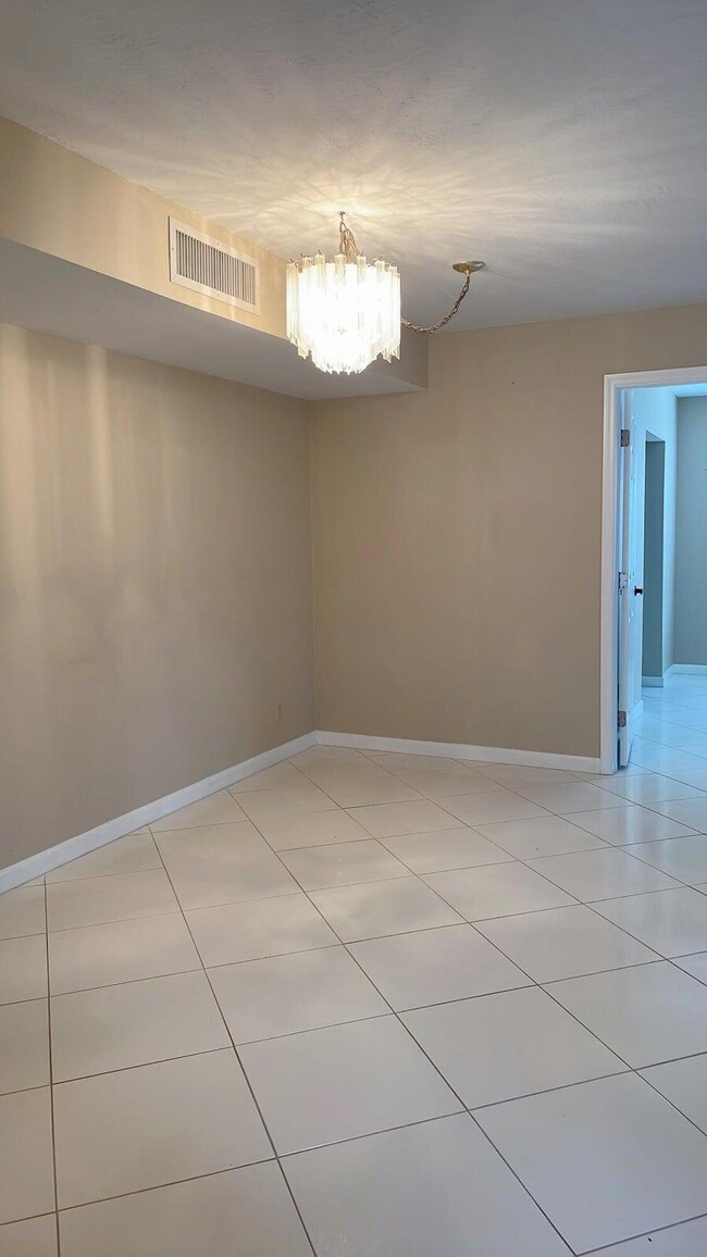 Building Photo - 146 Capri E