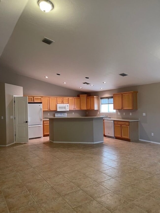 Building Photo - Available in JULY, Single story 3bd/ 2bath...