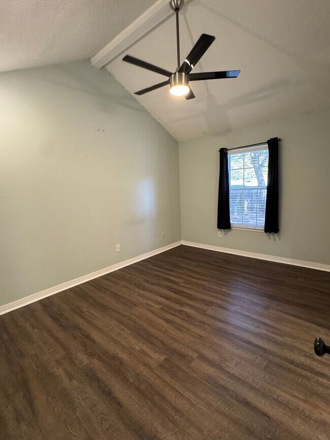 Building Photo - GREAT COMMUTE LOCATION!