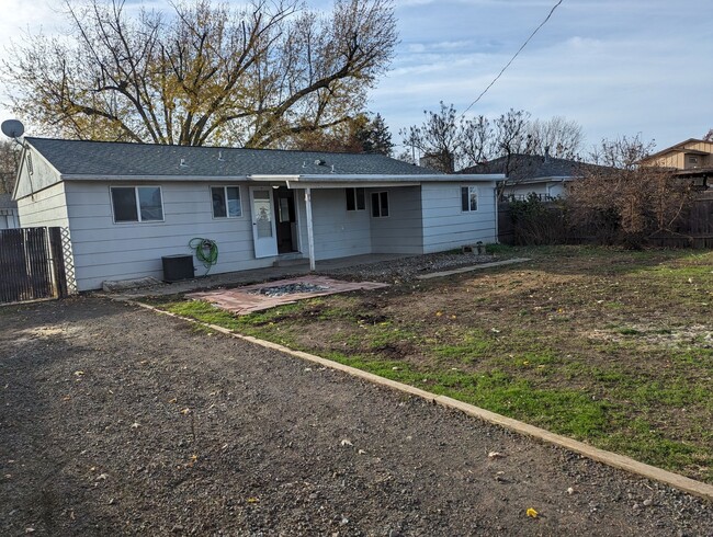 Building Photo - Light & bright 3 bedroom Orchards house