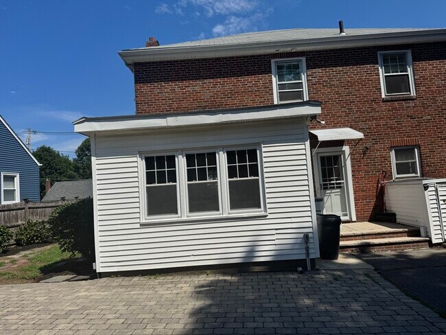 Building Photo - 322 Lowell St