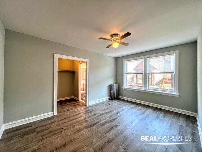 Building Photo - 711 W Belmont Ave