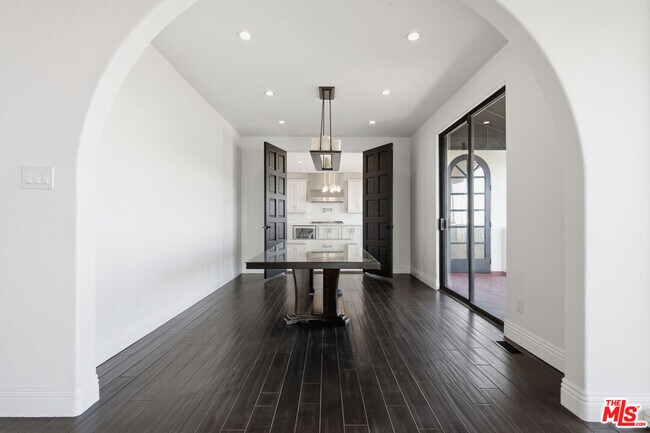 Building Photo - 8908 Appian Way