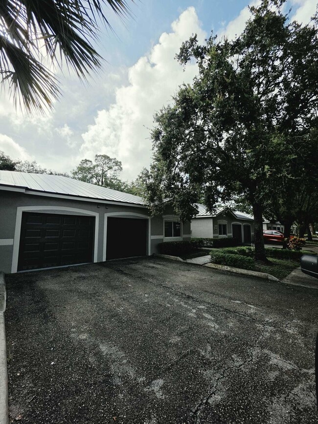 Building Photo - 260 Crestwood Cir