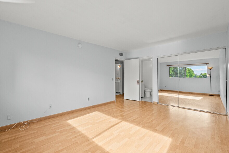 Building Photo - 5055 Coldwater Canyon Ave
