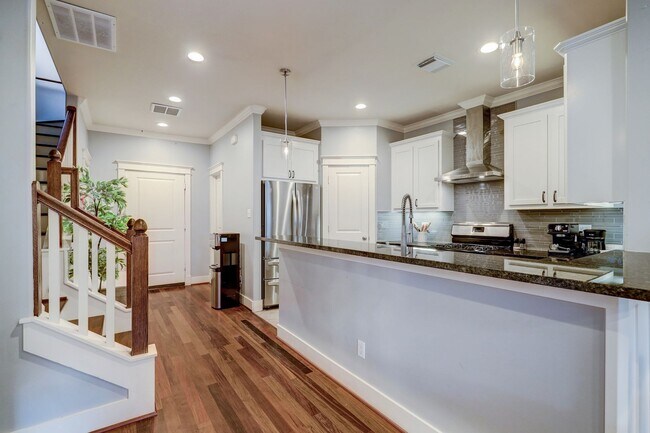 Building Photo - 3-Bed Houston Heights Gem with Private Tur...