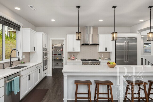 Building Photo - 1762 NE Crystallia Ct