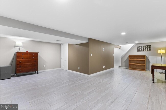 Building Photo - 418 School Ln
