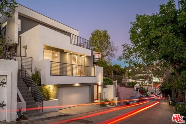 Primary Photo - 3907 De Longpre Ave