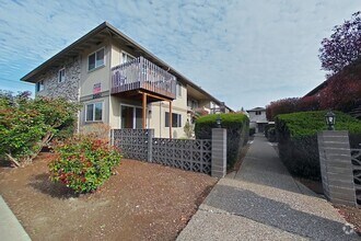 Building Photo - 2 Bedroom Apartment ~ Close to Campus ~ Ca...