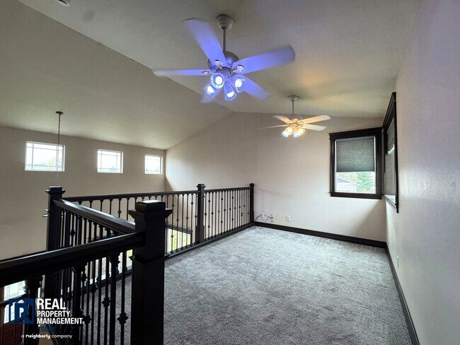 Building Photo - Spacious 4 Bed / 3 Bath Home with Loft, Fenced Yard & Covered Patio in Puyallup!