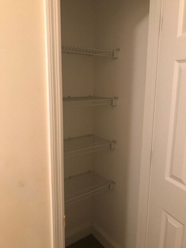 Building Photo - 3 Bedroom 2 Bath Townhome off Stevens Cree...
