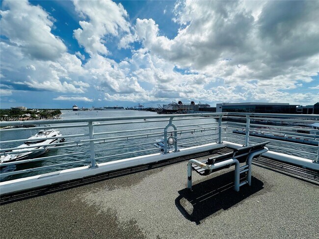 Building Photo - 2424 SE 17th St