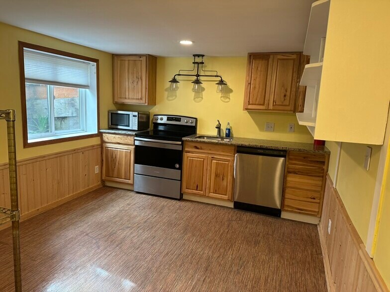 Full Kitchen - 3405 NE Ainsworth St