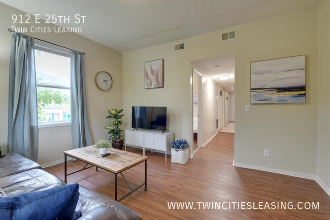 Building Photo - Updated 3 bed, 1 bath Apartment - With on-...