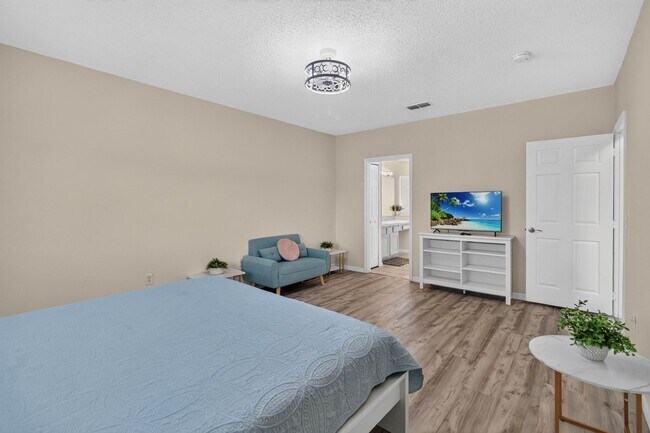 Building Photo - 1550 Casterton Cir