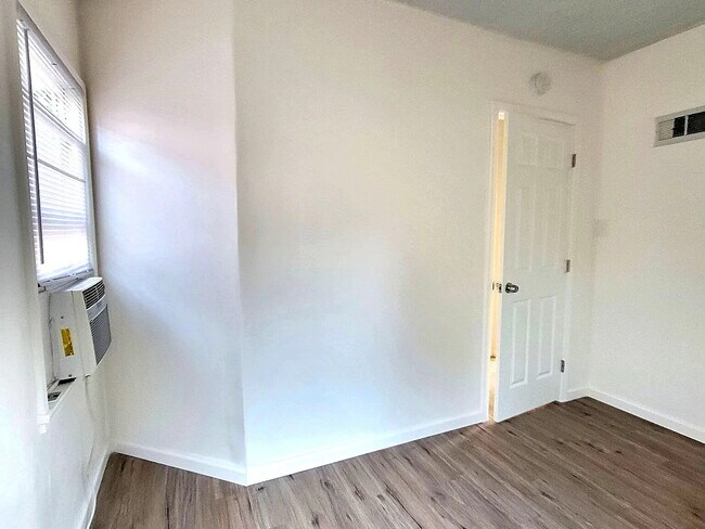 Building Photo - Nice and comfortable home