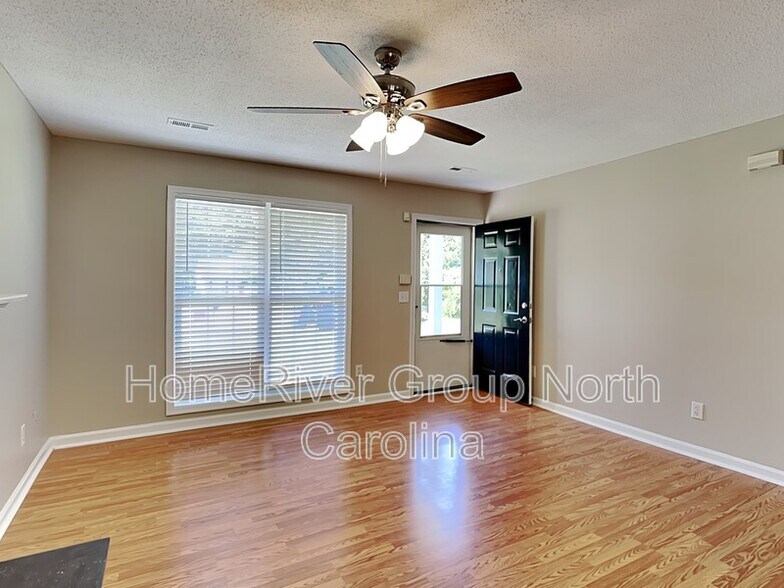 Building Photo - 822 Banner Oak Ct