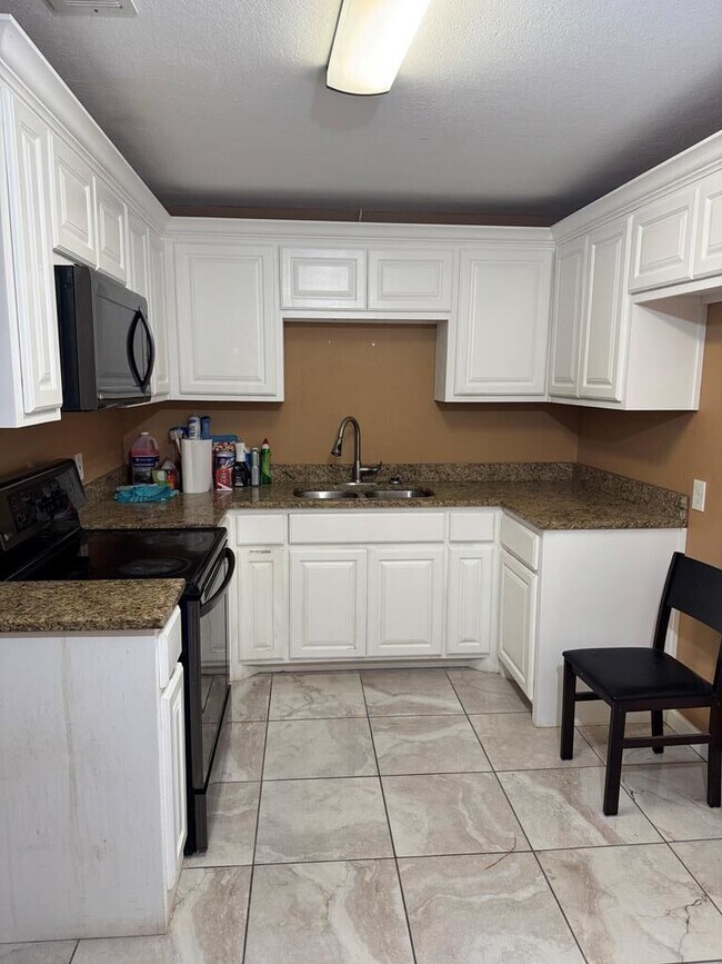 Building Photo - 2826 Hilltop Dr
