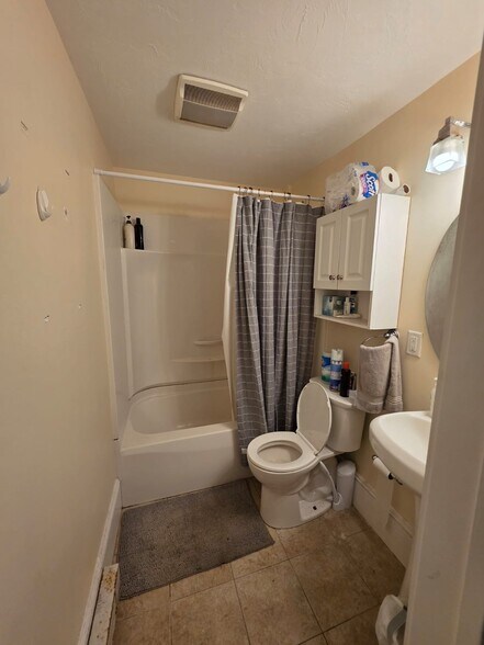Building Photo - 63 Park Dr
