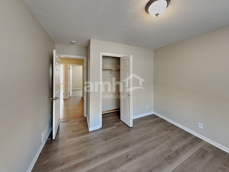 Building Photo - 1015 Bristol Dr