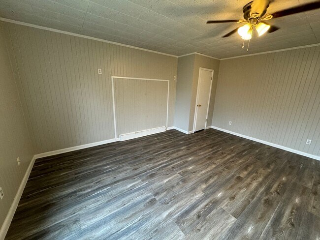 Building Photo - ALL UTILITIES INCLUDED - 2 Bedroom/ 1 Bath Home