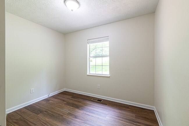 Building Photo - 320 Beechwood Dr