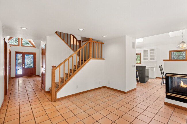 Building Photo - 180 River Oaks Ln