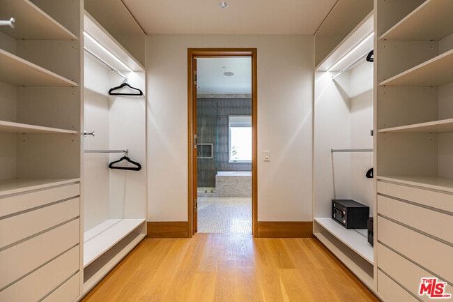 Building Photo - 618 N Beverly Dr