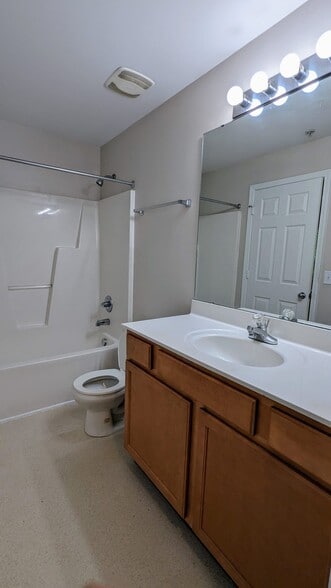 Building Photo - 3710 Cotswold Ave