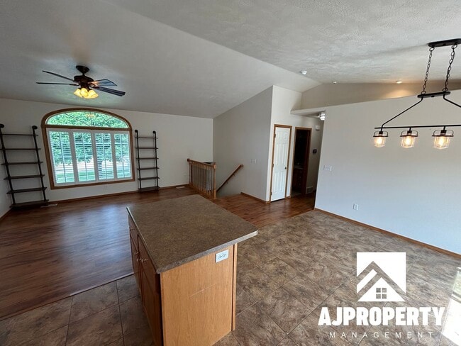 Building Photo - 4604 S Dunlap Ave