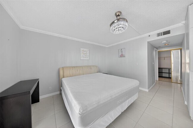 Building Photo - 20185 E Country Club Dr