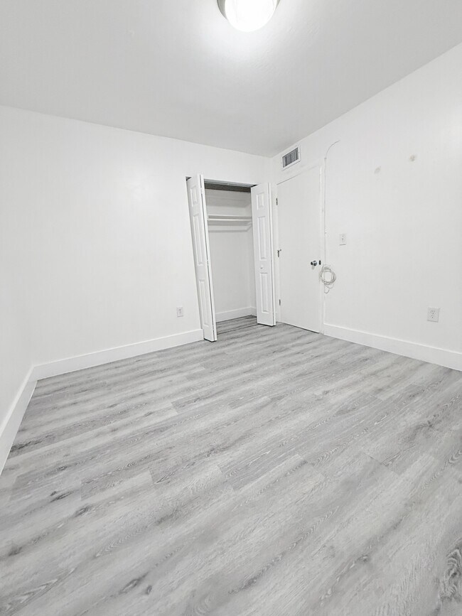 Building Photo - 145 SW 30th Ct