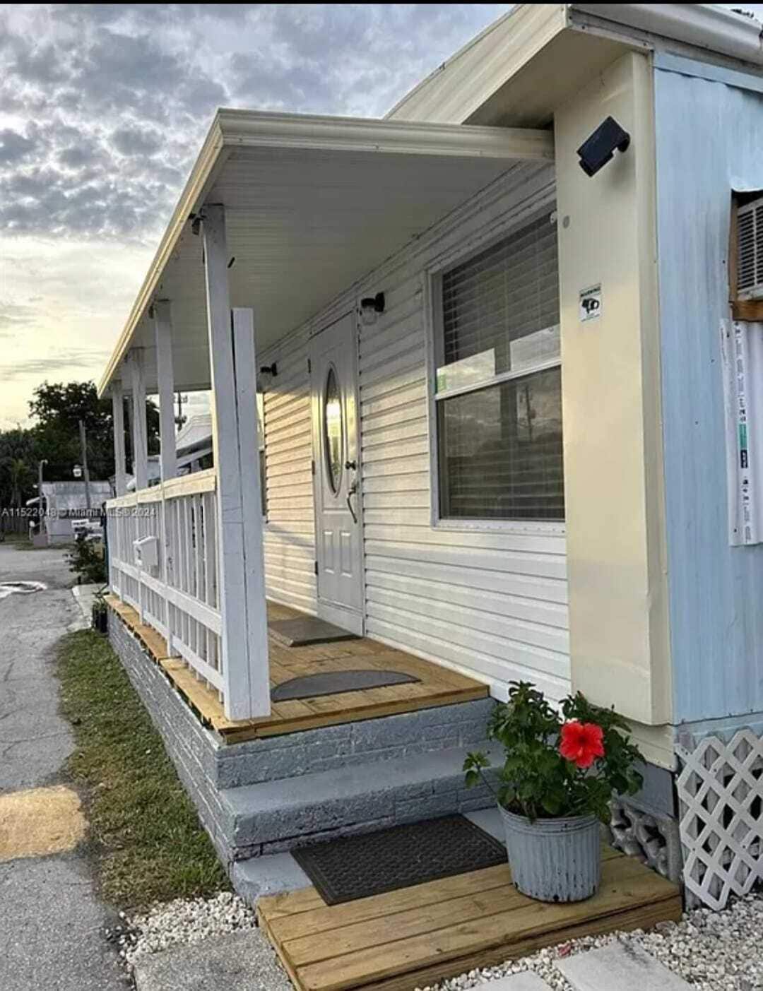 Building Photo - 36 Coconut Ave