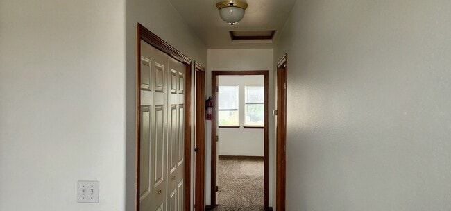 Building Photo - 1330 S Skyline Dr