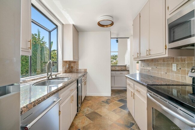 Building Photo - 2544 Navarra Dr