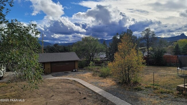 Building Photo - 727 Douglas Ave