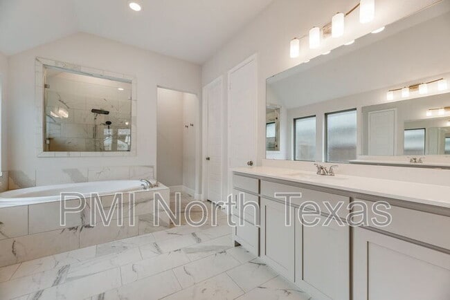 Building Photo - 332 Oak Hollow Way