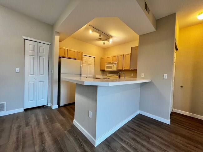 Building Photo - 2 bed 2 bath condo off Harmony in Fort Collins!